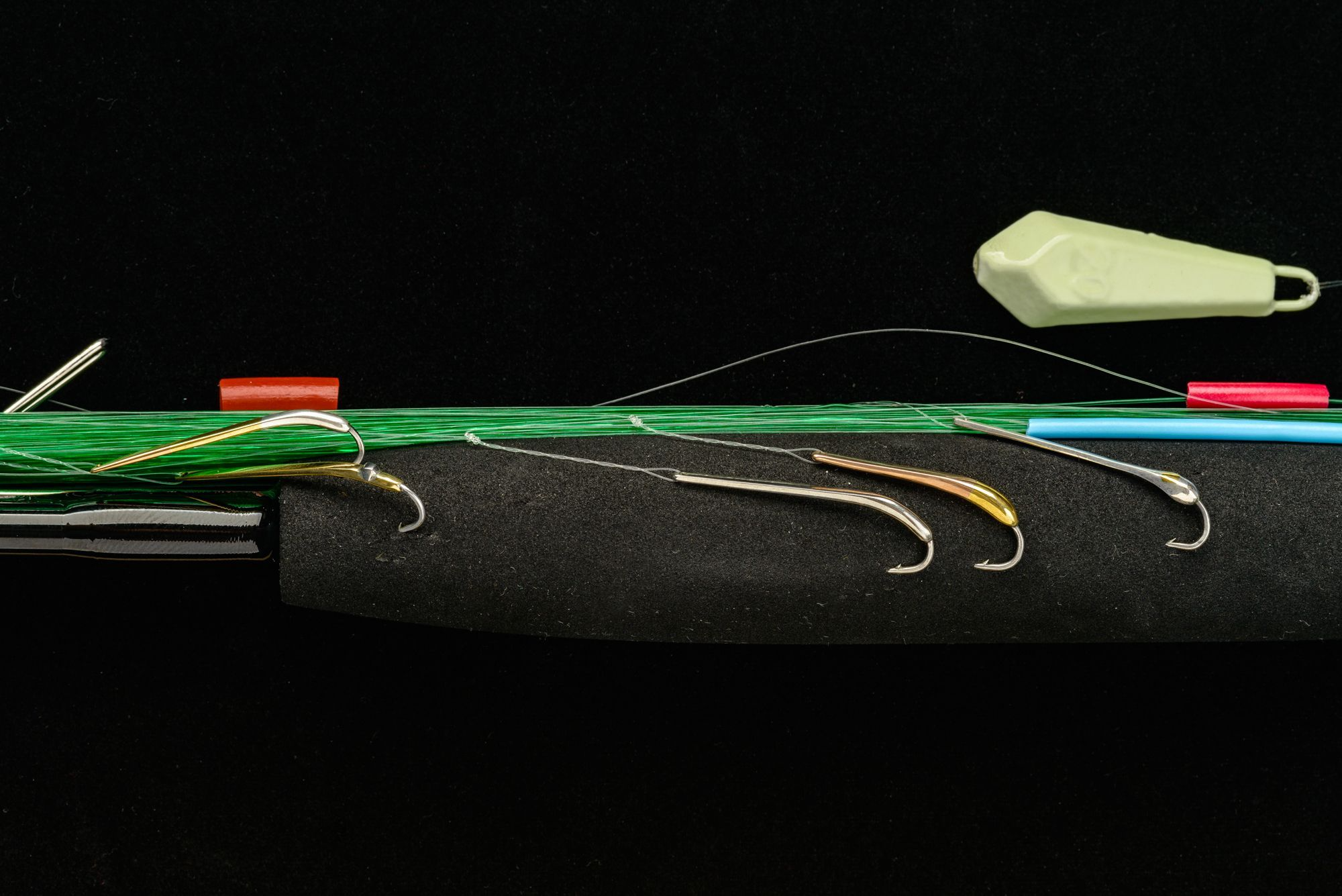 Удилище RX-5, оснащённое гирляндой из разных блёсен без зазубрины