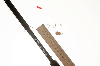 Махалка 150 мм, 2.5 мм с гирляндой из 3-х блёсен с зазубриной (на корюшку)